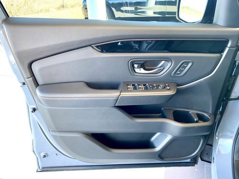 Used 2025 Honda Pilot TrailSport image 11