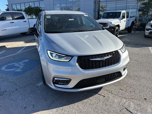 New 2026 Chrysler Pacifica Select image 8