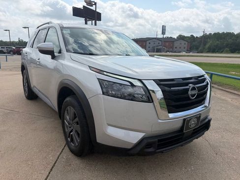 Used 2025 Nissan Pathfinder SV FWD image 8