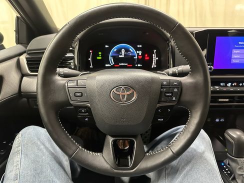 Used 2025 Toyota Camry SE image 23