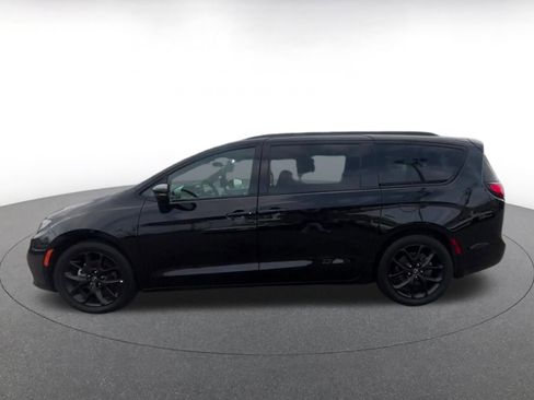 Used 2025 Chrysler Pacifica Limited image 9