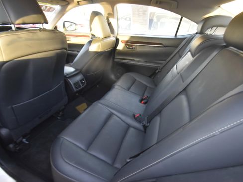 Used 2017 Lexus ES 300h w/ Navigation System Package image 10