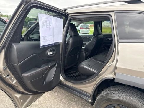 Used 2020 Jeep Cherokee Trailhawk AWD/4WD image 27