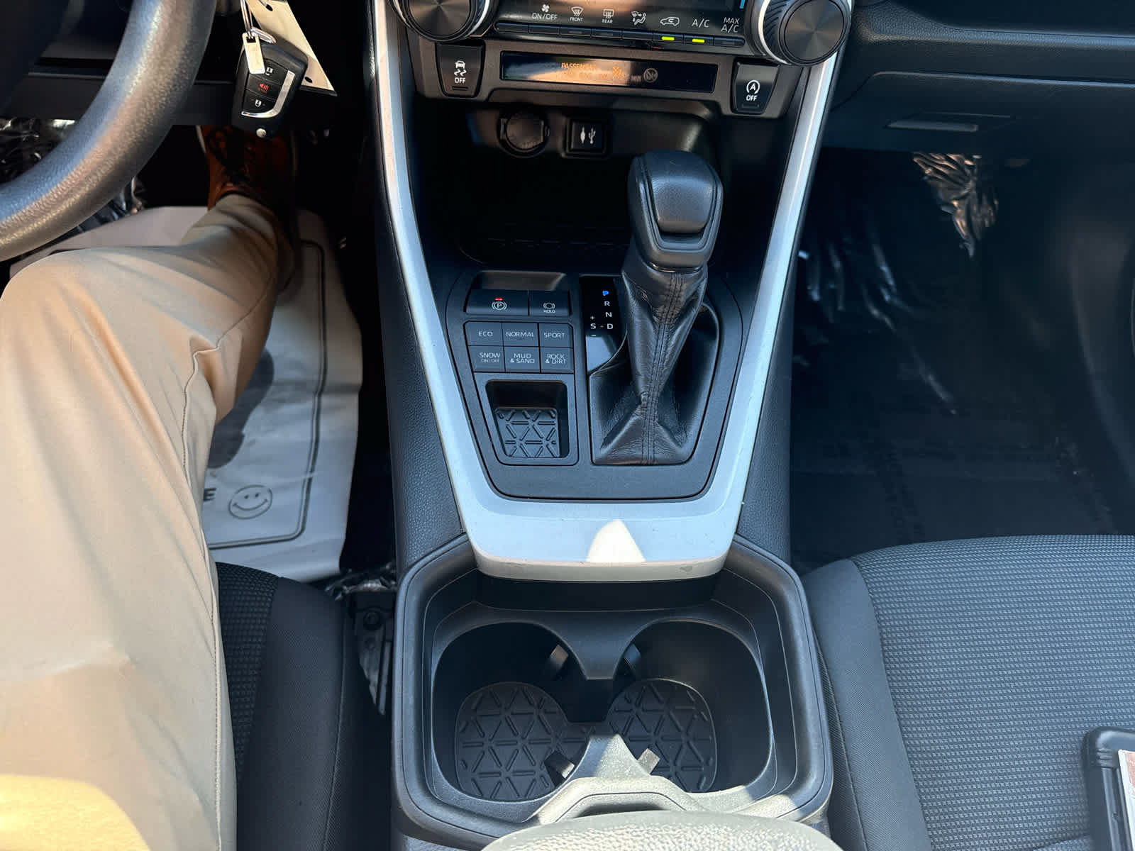 Used 2019 Toyota RAV4 LE w/ Carpet Mat Package AWD/4WD image 22