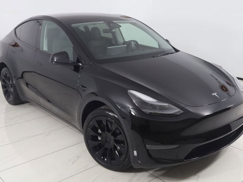Used 2025 Tesla Model Y Long Range image 18