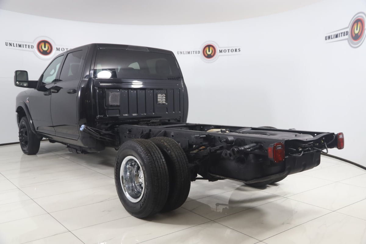 Used 2023 RAM 3500 Tradesman w/ Chrome Appearance Group AWD/4WD image 4