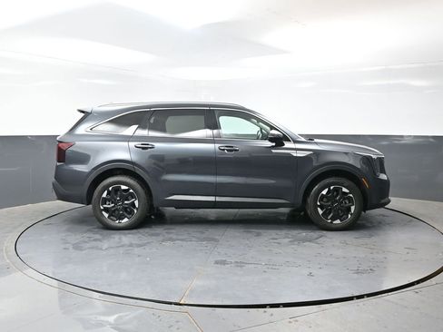 Used 2024 Kia Sorento S AWD/4WD image 2