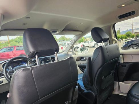 Used 2019 Chrysler Pacifica Touring-L FWD image 19