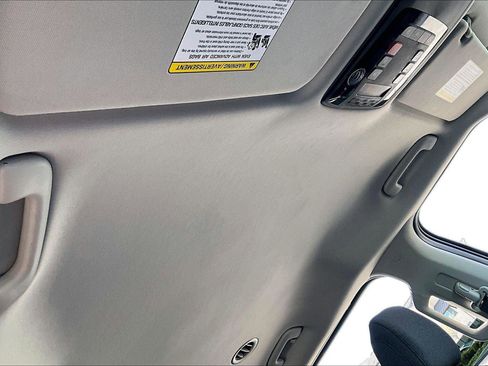 Used 2025 Kia Carnival LX image 20