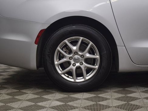 Used 2024 Chrysler Pacifica Touring-L image 30