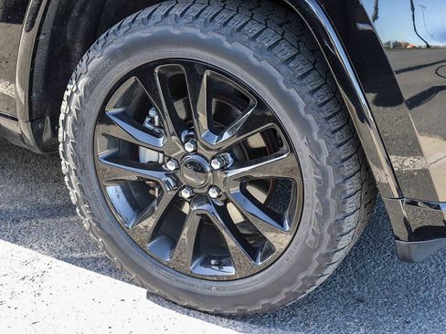 Used 2017 Jeep Grand Cherokee Altitude image 5