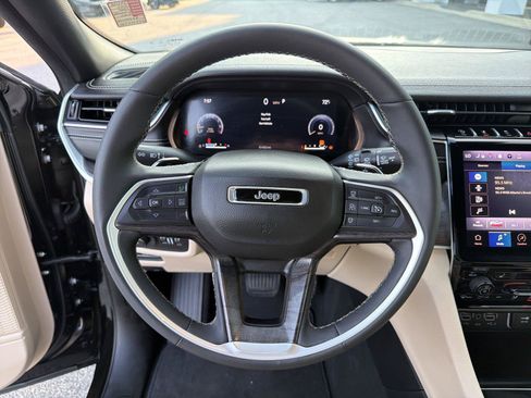 Used 2024 Jeep Grand Cherokee L Limited w/ Black Appearance Package AWD/4WD image 24