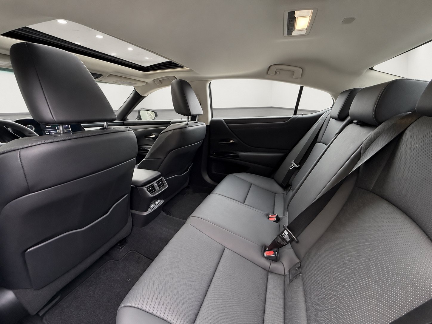 Used 2023 Lexus ES 350 Ultra Luxury w/ Accessory Package (Z2) FWD image 26