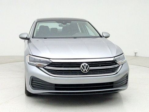 Used 2024 Volkswagen Jetta SE image 2