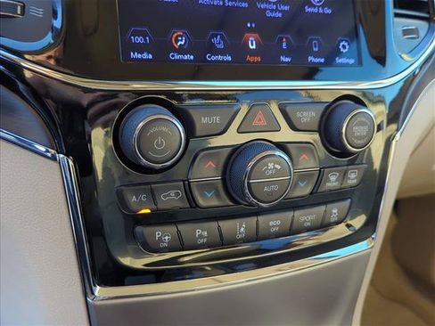 Used 2020 Jeep Grand Cherokee Overland AWD/4WD image 19