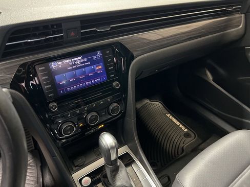 Used 2022 Volkswagen Passat 2.0T R-Line image 25