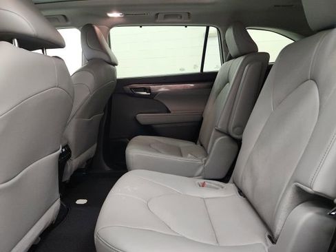 Used 2025 Toyota Highlander Platinum image 11