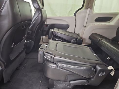 Used 2023 Chrysler Pacifica Touring-L image 37