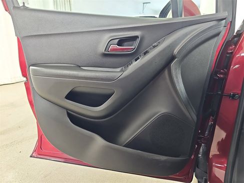 Certified 2022 Chevrolet Trax LT w/ LT Convenience Package image 31