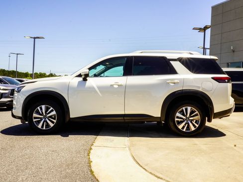 Used 2023 Nissan Pathfinder SL w/ Lighting Package (N92) AWD/4WD image 9