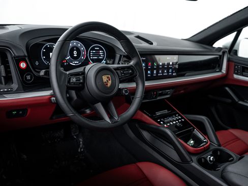 Certified 2025 Porsche Cayenne image 4