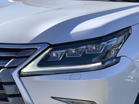 Used 2020 Lexus LX 570 4WD w/ 3rd Row & Luxury Pkg image 6