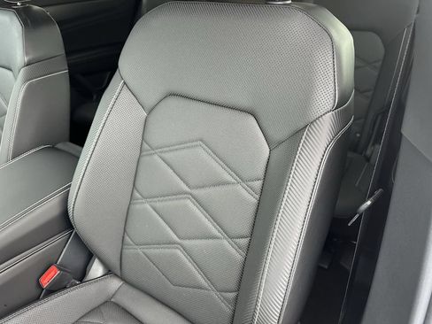 Used 2024 Volkswagen Atlas Cross Sport SE FWD image 19