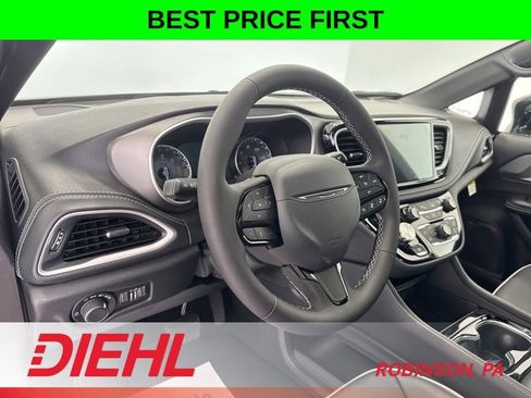 New 2027 Chrysler Pacifica Limited AWD/4WD image 24