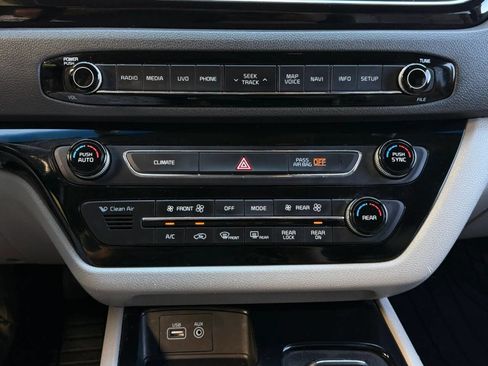 Used 2018 Kia Sedona SX FWD image 11