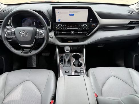 Used 2023 Toyota Highlander Limited FWD image 23