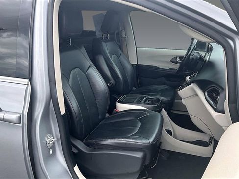 Used 2020 Chrysler Pacifica Touring-L FWD image 4