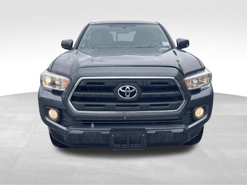 Used 2017 Toyota Tacoma SR5 w/ Tow Package AWD/4WD image 8