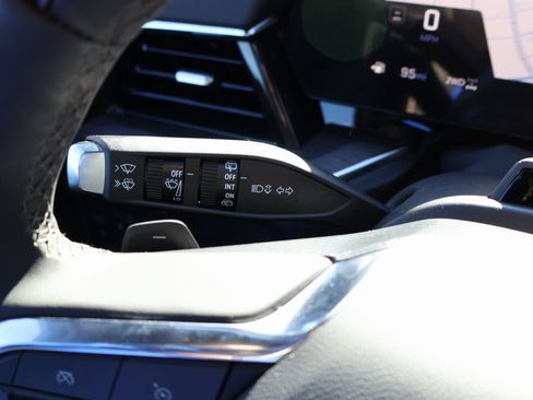 New 2025 Chevrolet Suburban Premier image 18