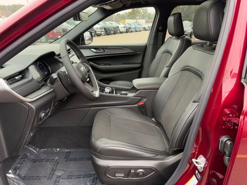 New 2025 Jeep Grand Cherokee Altitude image 9