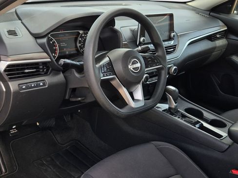 Used 2025 Nissan Altima 2.5 SV FWD image 31