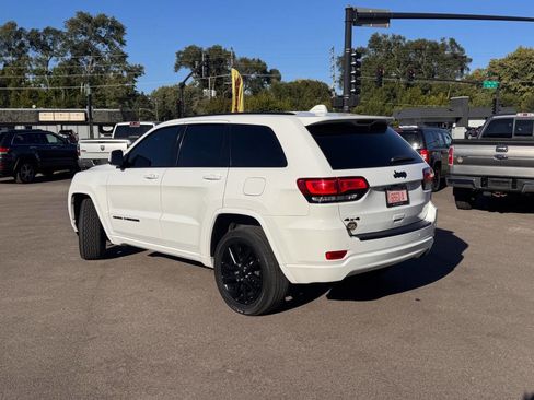 Used 2018 Jeep Grand Cherokee Altitude image 3