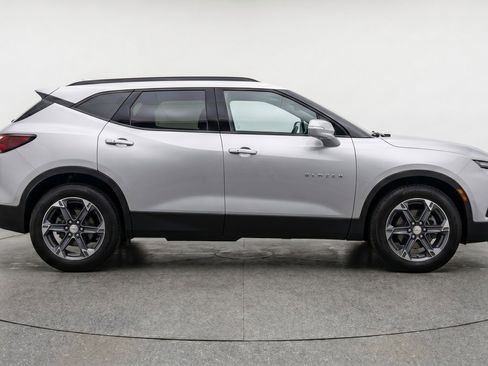 Used 2025 Chevrolet Blazer LT FWD image 11
