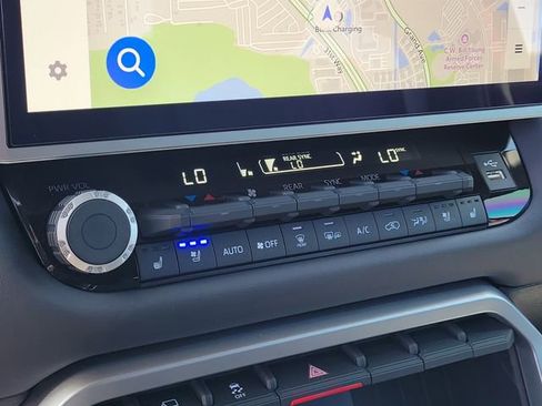 Used 2025 Toyota Sequoia Platinum AWD/4WD image 27
