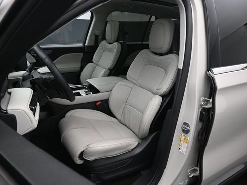 Used 2025 Lincoln Aviator Reserve w/ Equipment Group 201A AWD/4WD image 13