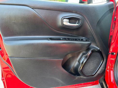 Used 2018 Jeep Renegade Altitude w/ Cold Weather Group FWD image 11