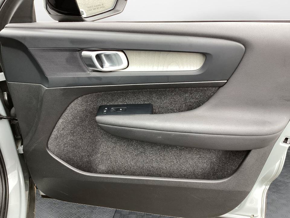 Certified 2024 Volvo XC40 B5 Plus AWD/4WD image 35