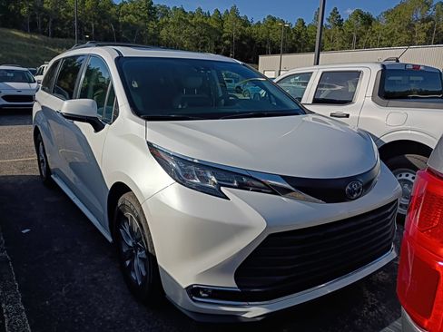 Used 2022 Toyota Sienna XLE FWD image 3