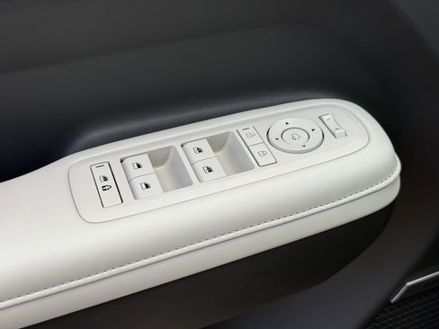 Used 2025 Hyundai Santa Fe Limited FWD image 27