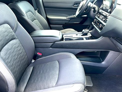 Used 2025 Nissan Pathfinder SV FWD image 22