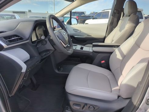 Used 2026 Toyota Sienna XLE image 9