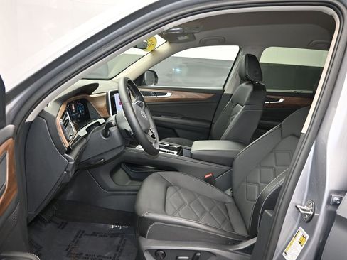 Used 2024 Volkswagen Atlas SE image 12