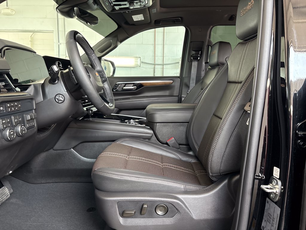Used 2026 Chevrolet Suburban High Country AWD/4WD image 14