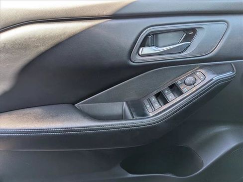 Used 2025 Nissan Rogue SV FWD image 11
