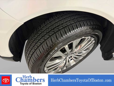 Used 2022 Toyota Venza XLE AWD/4WD image 9