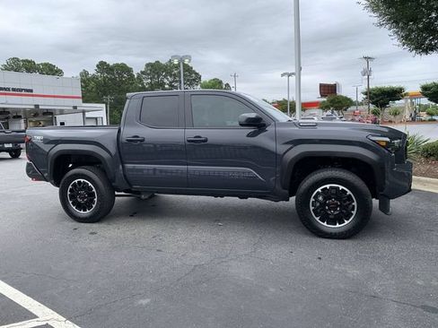 Certified 2025 Toyota Tacoma TRD Off-Road AWD/4WD image 9